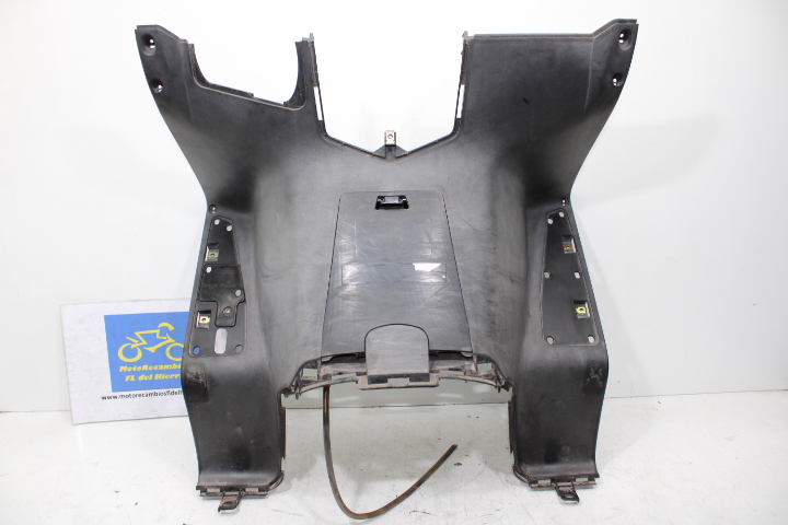 81131LEA7E00N1R-80152LEA7E00N1R-contra-escudo-tapa-acceso-deposito-kymco-superdink-125-e3 (1)