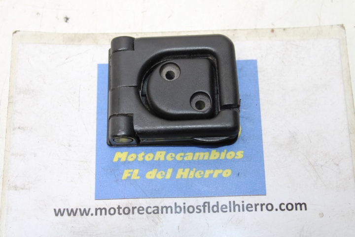 gancho-contra-escudo-aprilia-sport-city-125-e3-2007-AP8201534 (1)