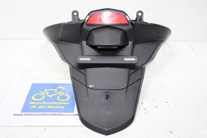 aleta-porta-matricula-luz-kymco-super-dink-300i-2009-2015-80105LEA7E00N1R-33720LBB5E00 (1)