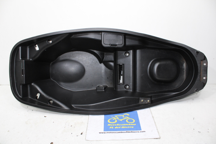 cofre-cofano-maletero-bajo-asiento-kymco-super-dink-300i-2009-2015-81260LEA7E00 (1)