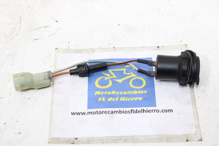 toma-12v-mechero-kymco-super-dink-300i-2009-2015-31601LEA7E00 (1)