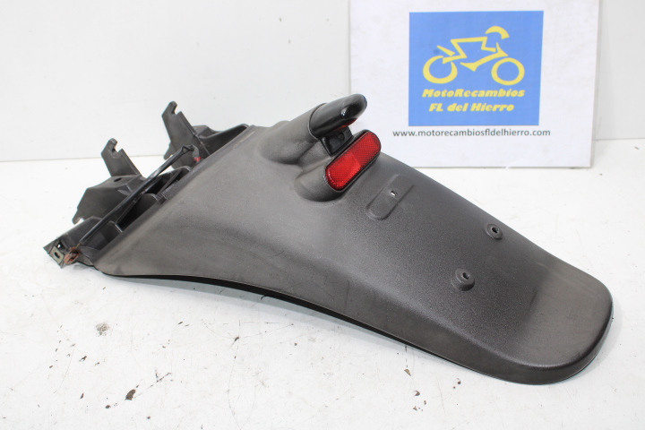 aleta-porta-matrícula-piaggio-beverly-500-ie-e3-2006-620029000C-58233R5 (1)