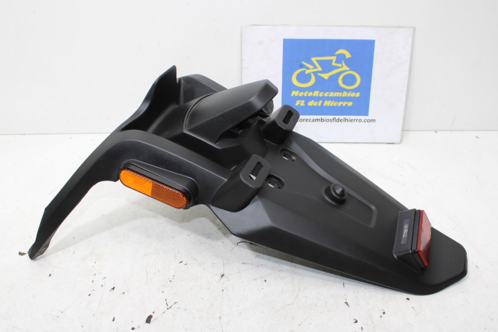 aleta-trasera-porta-matricula-kymco-people-s-125i-abs-2022-80105AEB9E00N1R-33720AAD2C01 (1)