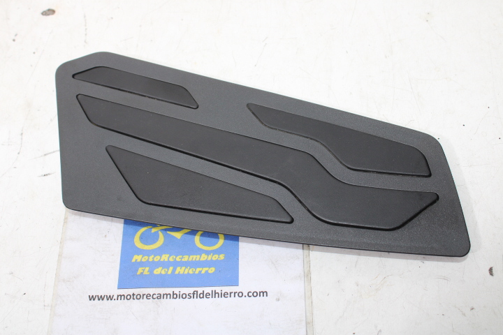 alfombrilla-delantera-derecha-zontes-125d-2023-1020464-011000-1246400-003000 (1)