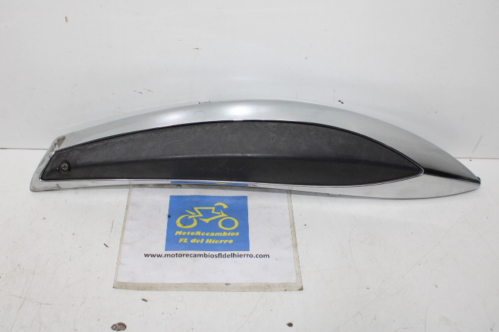 embellecedor-protector-carenado-trasero-derecho-piaggio-beverly-500-ie-e3-2006-CM016902000C (1)