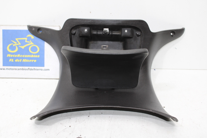 tapa-acceso-deposito-gasolina-piaggio-beverly-500-ie-e3-2006-621004000P-576376000C (1)