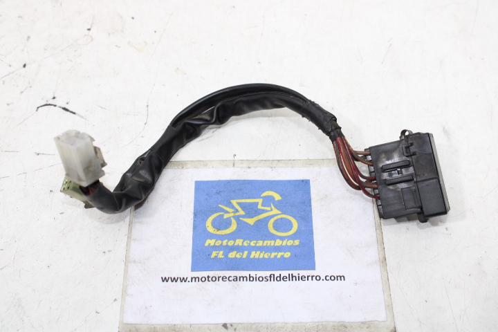 caja-de-fusibles-yamaha-tmax-xp500-carburacion-2001-5GJ821700000 (1)