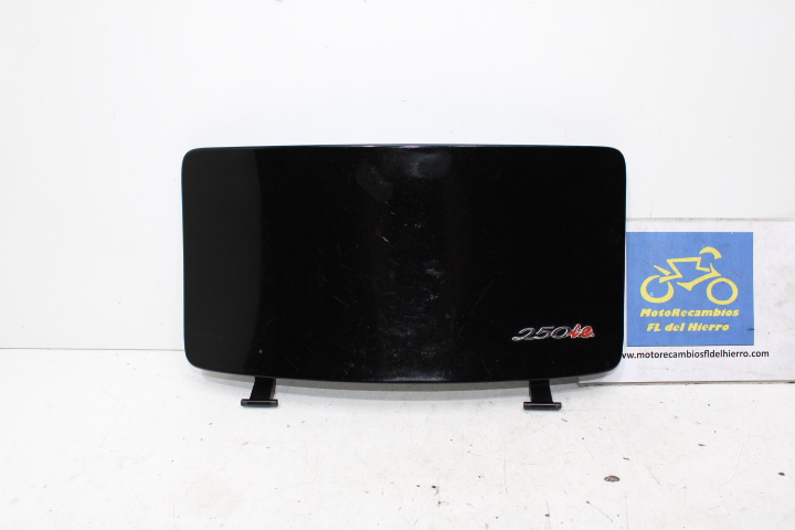 tapa-guantera-piaggio-vespa-gts-250-ie-e3-2005-577175-577468-CM006311 (1)