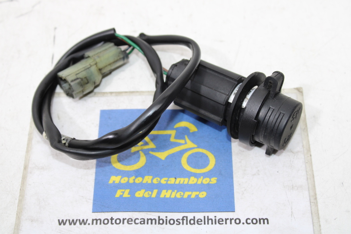 cargador-toma-12v-usb-kymco-xciting-400-s-2020-38900ADG5E00 (1)