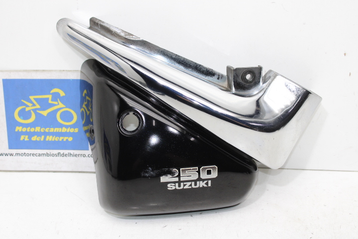 tapa-izquierda-bajo-asiento-suzuki-vl250lc-intruder-4721126F00YAY-4736126F00000 (1)
