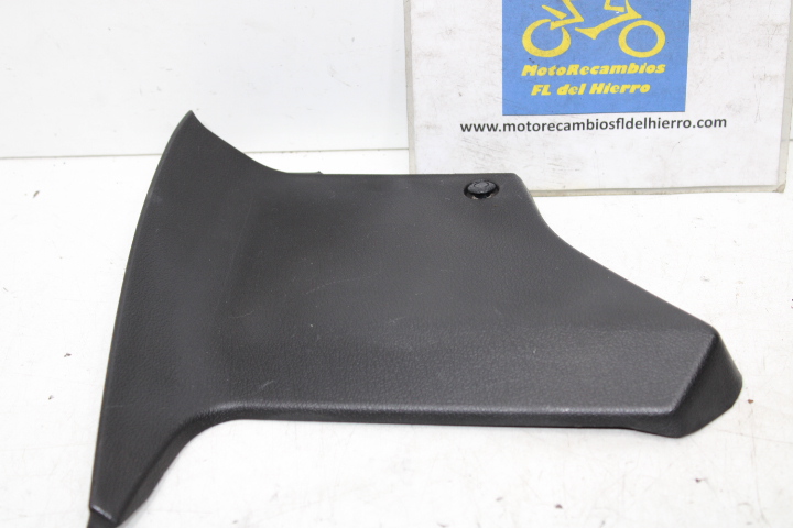tapa-izquierda-contra-escudo-kymco-xciting-400-s-2020-81121ADG5E00N1R (1)